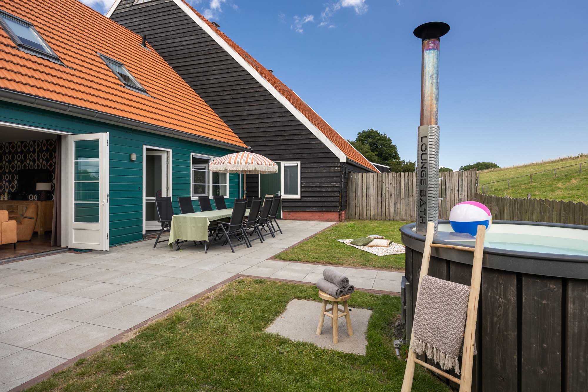 Andijk terras en jacuzzi