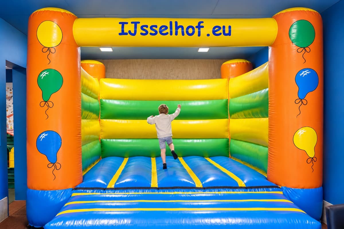 Indoor speelhal ijsselhof springkussen