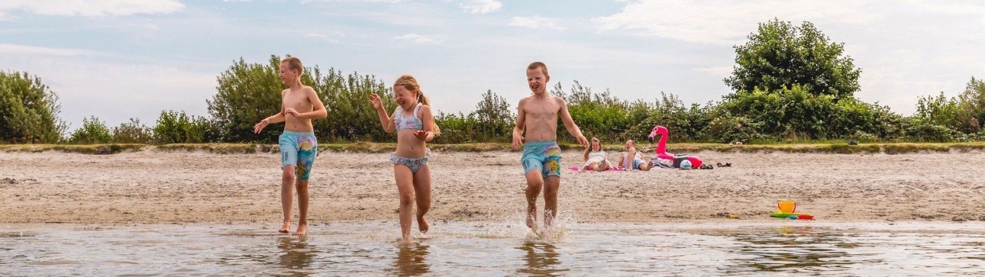 Spelende kinderen strand villavakantiepark ijsselhof